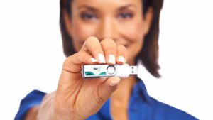 Donna mostra in primo piano una firma digitale Sign IT tenuta con una mano