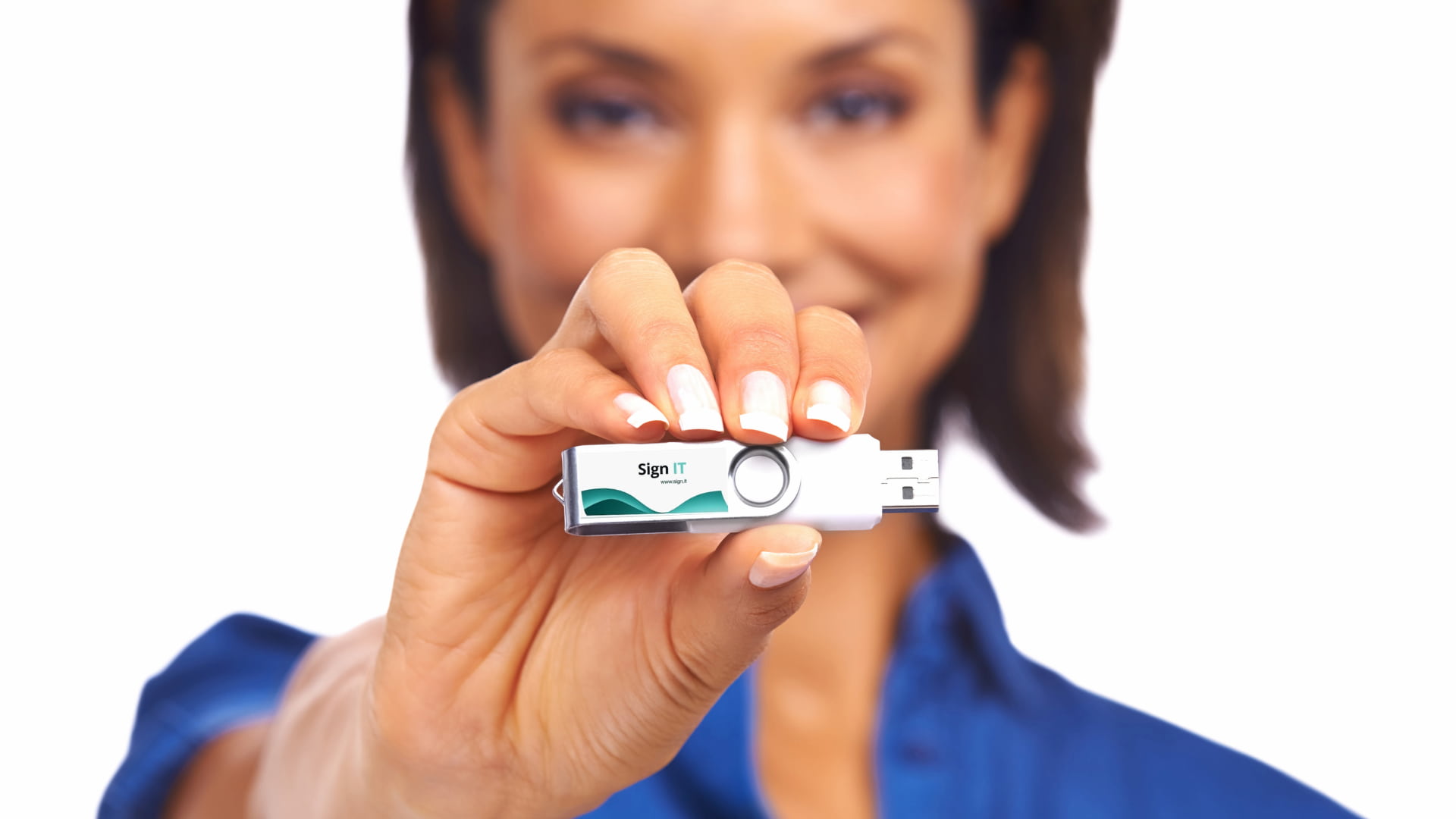 Donna mostra in primo piano una firma digitale Sign IT tenuta con una mano