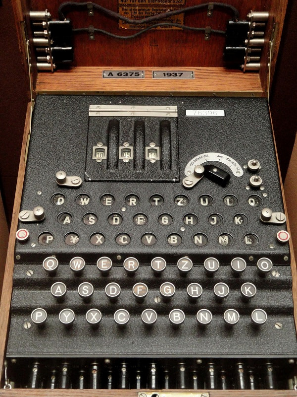 Enigma, dispositivo elettromeccanico del 1918 per cifrare e decifrare i messaggi.