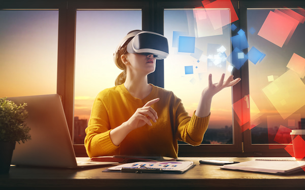 Una donna con visore realtà virtuale entra nel metaverso.