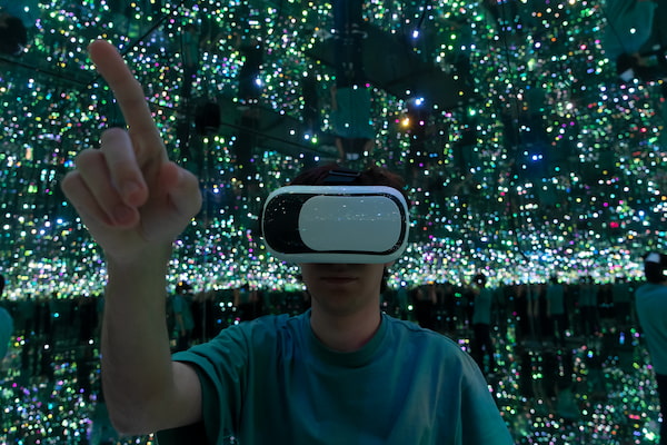 Un uomo entra nel metaverso grazie a un visore di realtà virtuale.
