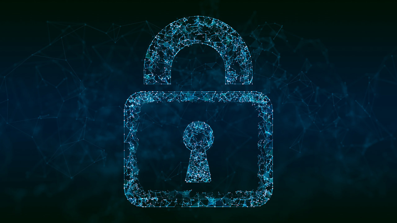 Un lucchetto digitale su sfondo blu per la sicurezza informatica e gli attacchi cyber in Italia nel 2022.